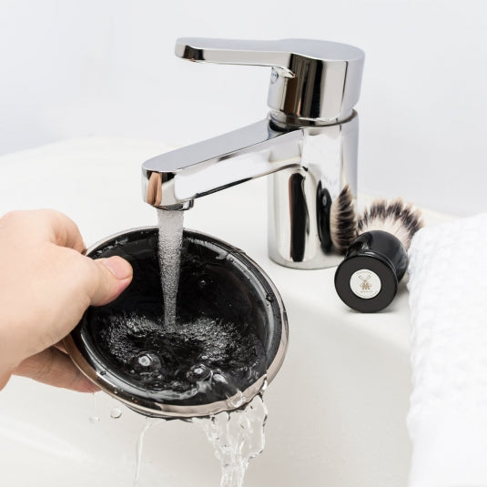 Muhle Porcelain Shaving Bow Black with Platinum Rim with water